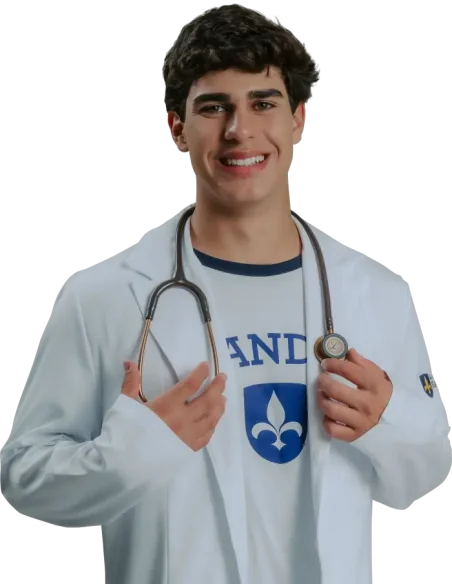 Aluno da São Leopoldo Mandic vestindo jaleco em banner do vestibular de Medicina 2026.1